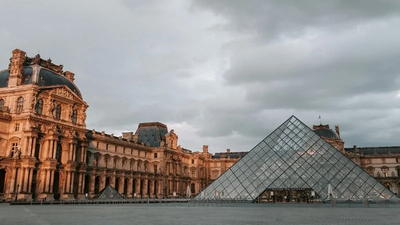 نمای بیرون موزه لوور پاریس