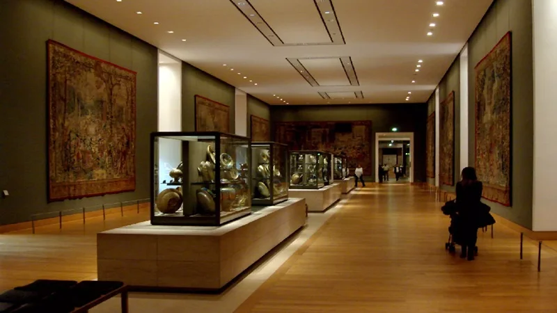 قسمت داخلی موزه لوور پاریس